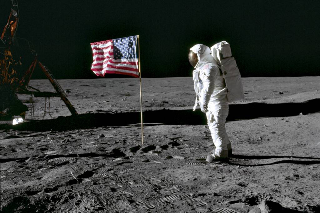 CONQUISTA - Pioneirismo: Neil Armstrong e a bandeira dos EUA -