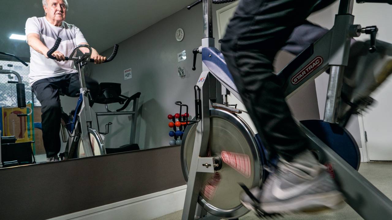 TREINO PARA O FUTEBOL - O administrador José Gilberto de Jesus, de 79 anos, passou por intervenção sem corte para corrigir um problema na válvula aórtica numa quinta-feira. “No sábado estava em casa.” Já pedala e quer voltar à bola com os amigos -