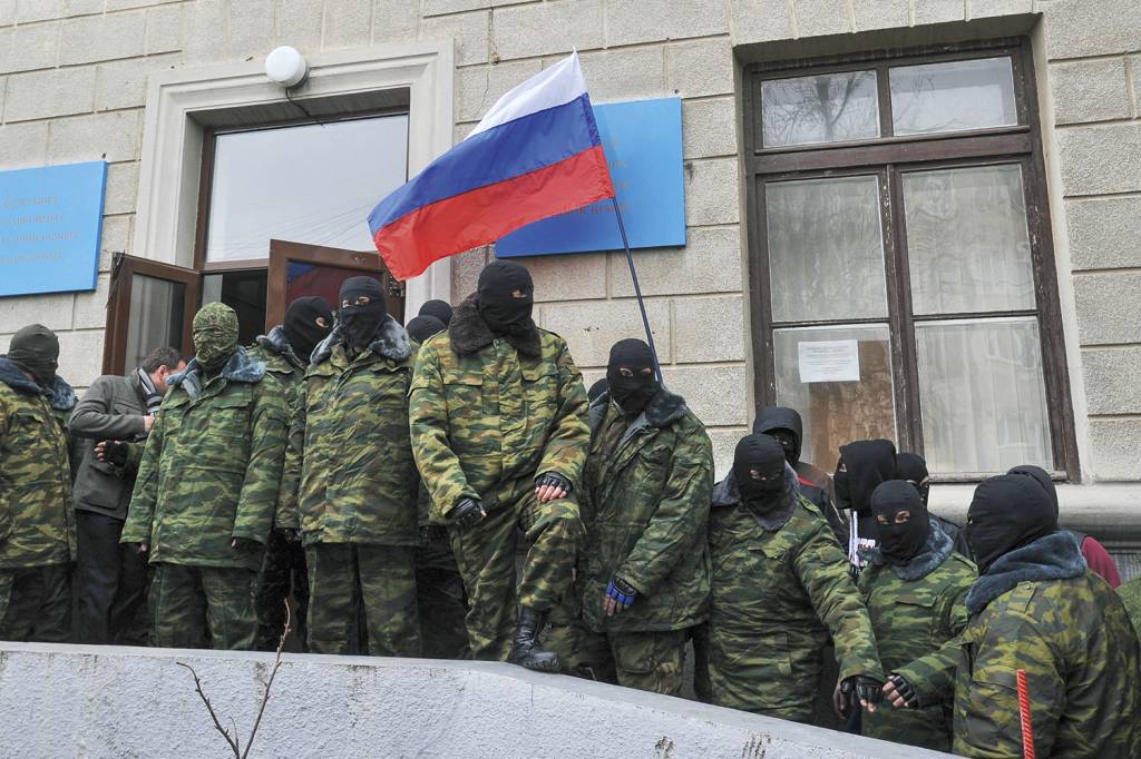 COMEÇO - Mascarados com a bandeira russa na invasão da Crimeia, em 2014: a anexação foi definitiva -