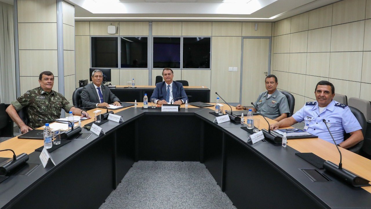 O presidente Jair Bolsonaro (no centro), durante reunião com o ministro da Defesa, Walter Braga Netto, e os comandantes das Forças Armadas, em Brasília