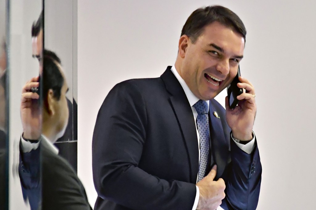 BLINDAGEM - Flávio Bolsonaro: felicidade é ver o segundo inquérito da rachadinha entrar em ponto morto -