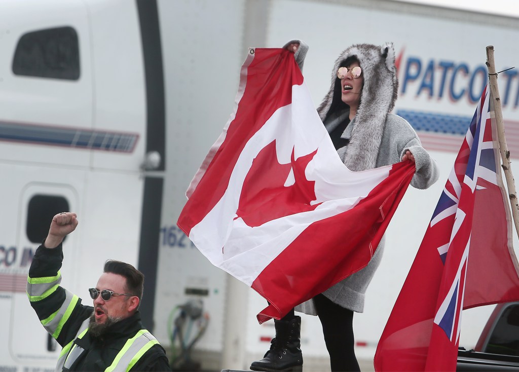 Manifestantes protestam na cidade de Windsor, no Canadá, próximo à ponte que liga o país aos Estados Unidos