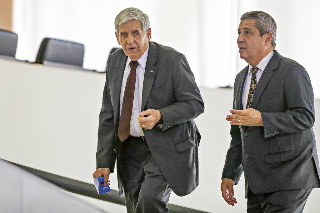 COMITIVA DE FARDA - Heleno e Braga Netto: o presidente só quer a companhia de ministros militares na missão oficial -