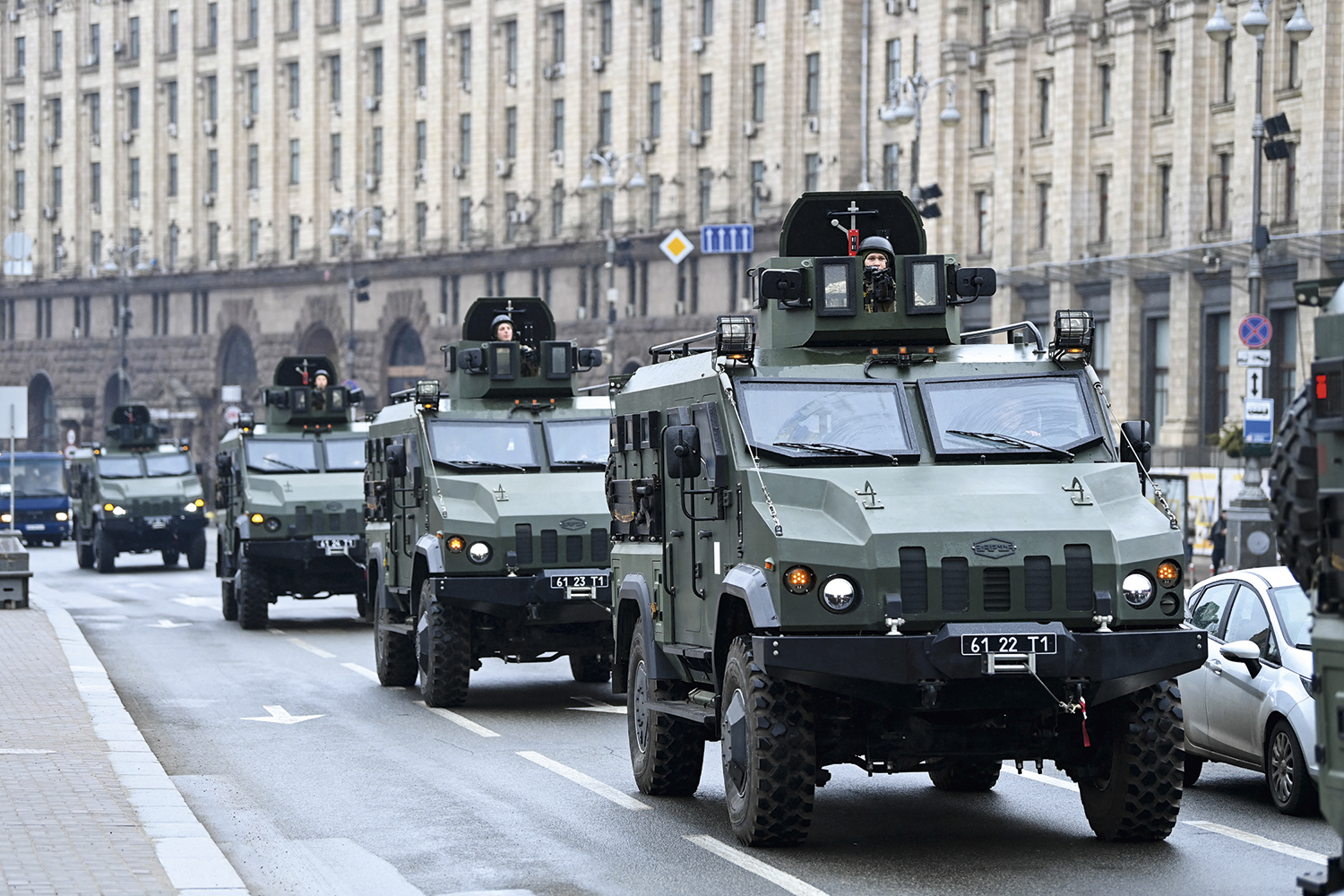 DEFESA - Veículos militares da Ucrânia em movimento: desequilíbrio de forças -