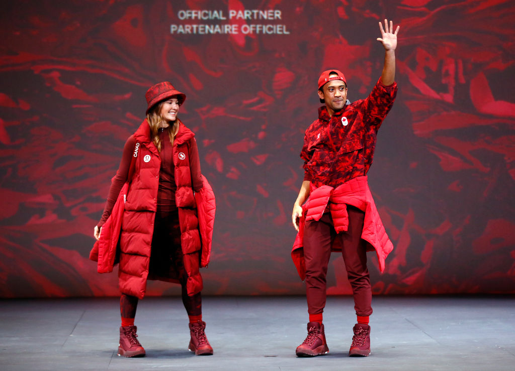 Os atletas Brittany Hudak e Gilmore Junio, da delegação canadense, mostram os uniformes criados pela grife Lululemon -