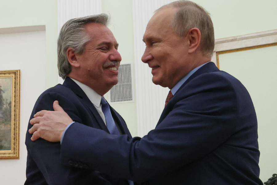 Argentina's President Alberto Fernandez (L) and Russia's President Vladimir Putin