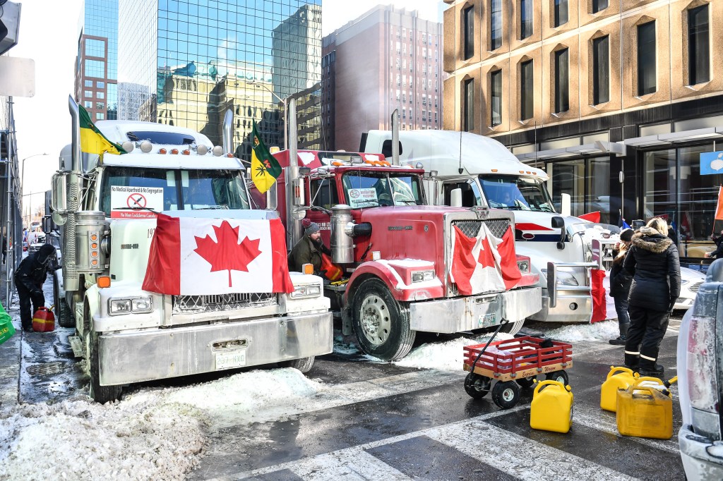 Caminhoneiros travam avenida no centro de Ottawa, capital do Canadá, neste domingo (6)