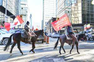 Manifestantes contra o passaporte da vacina exibem bandeira de Donald Trump em Ottawa, no Canadá