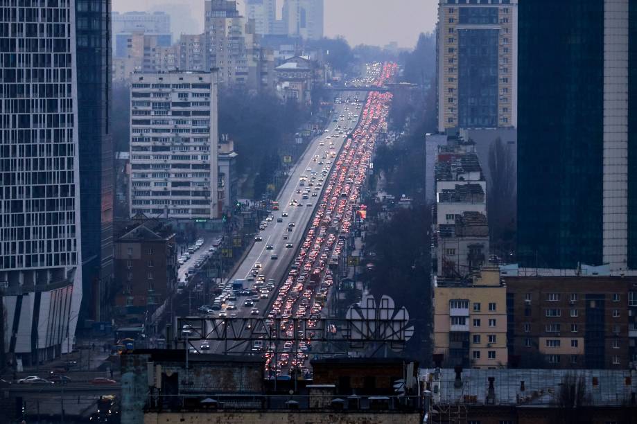 Habitantes de Kiev deixam a cidade após ataques de mísseis -