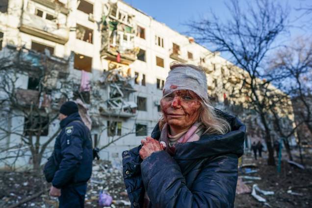 Mulher ferida após um ataque aéreo danificar um complexo de apartamentos na cidade de Chuhuiv, na Ucrânia -