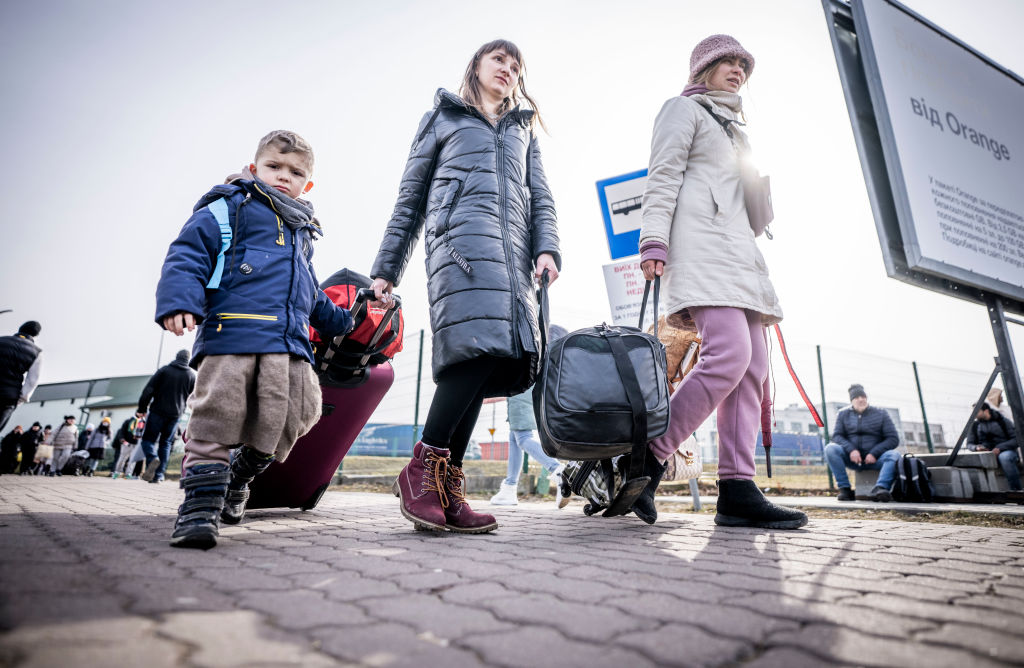 Com pouca bagagem, mulheres, crianças e idosos ucranianos buscam refúgio em países vizinhos, principalmente a Polônia -