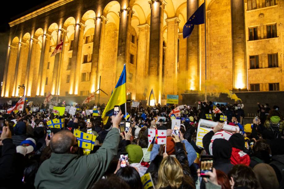Na Geórgia, manifestantes pediram a saída do primeiro-ministro Irakli Gharibashvili após declarações de que ele não apoiaria sanções à Rússia -