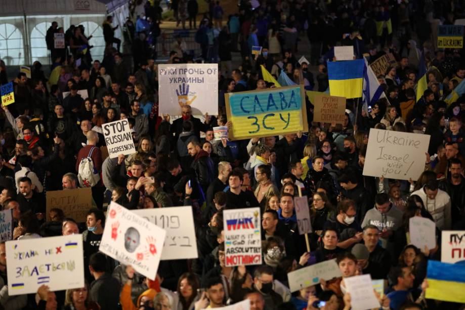 Em Tel Aviv, Israel, uma multidão foi às ruas contra a decisão de Putin de invadir a Ucrânia -