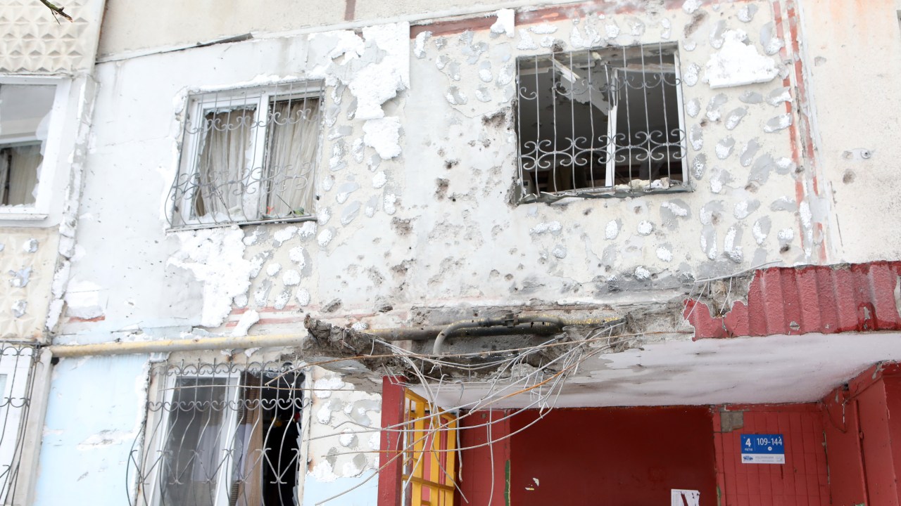 Prédio residencial é destruído por bombas na cidade de Kharkiv, no nordeste da Ucrânia