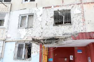 Prédio residencial é destruído por bombas na cidade de Kharkiv, no nordeste da Ucrânia