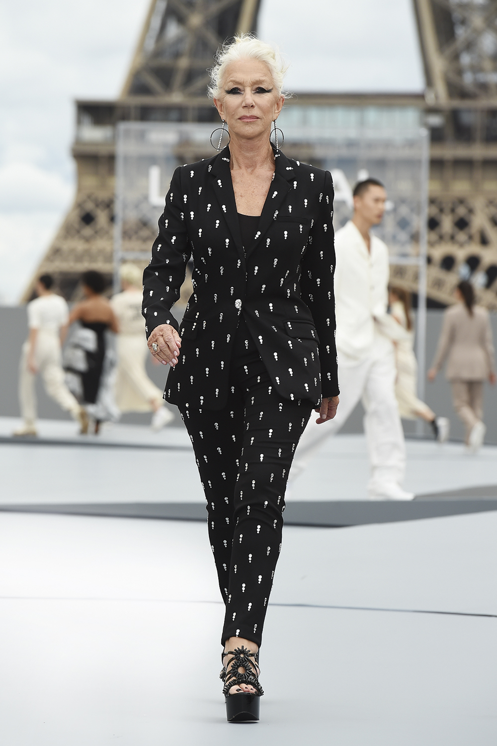 HELEN MIRREN, 76 ANOS - A atriz inglesa abriu o desfile da L’Oréal na mais recente Semana de Moda de Paris, mostrando que o mundo fashion está atento às mudanças da sociedade e deseja ampliar a diversidade nas passarelas -
