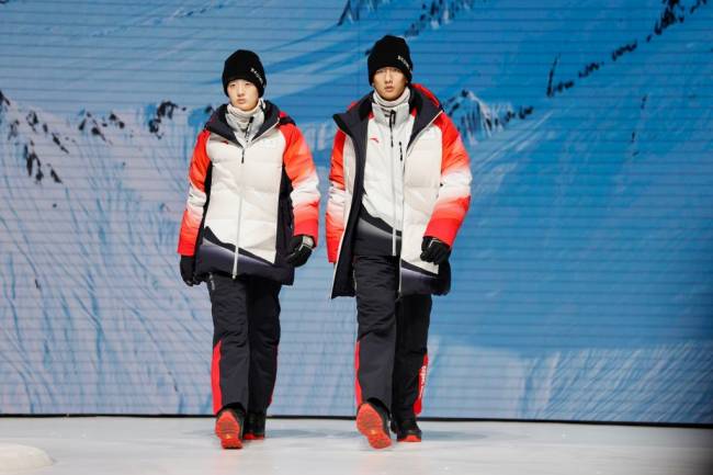 Modelos exibem o uniforme chinês -