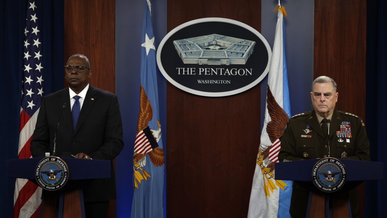 ARLINGTON, VIRGINIA - JANUARY 28: U.S. Secretary of Defense Lloyd Austin (L) and Chairman of the Joint Chief of Staff Army Gen. Mark Milley (R) hold a news briefing at the Pentagon on January 28, 2022 in Arlington, Virginia. Secretary Austin and General Milley discuss various topics with members of the press including the current military tension along the Ukrainian boarder and Russia. (Photo by Alex Wong/Getty Images)