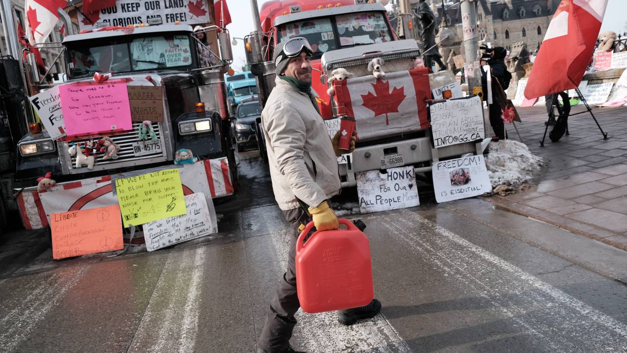 Caminhoneiros bloqueiam o centro de Ottawa, capital do Canadá, em protesto contra as restrições sanitárias