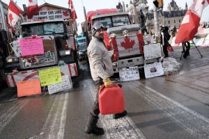 Caminhoneiros bloqueiam o centro de Ottawa, capital do Canadá, em protesto contra as restrições sanitárias