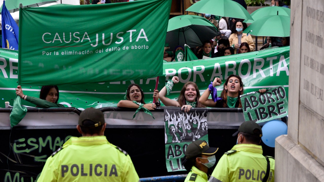 BOGOTA, COLOMBIA - FEBRUARY 21: Pro-Choice demonstrators shout slogans outside the Justice Palace as Constitutional Court debate on the decriminalization of abortion up to 24 weeks of gestation on February 21, 2022 in Bogota, Colombia. Since 2006, abortion is legal in Colombia only for malformation of the fetus, rape and danger to the physical or mental health of the mother. (Photo by Guillermo Legaria Schweizer/Getty Images)