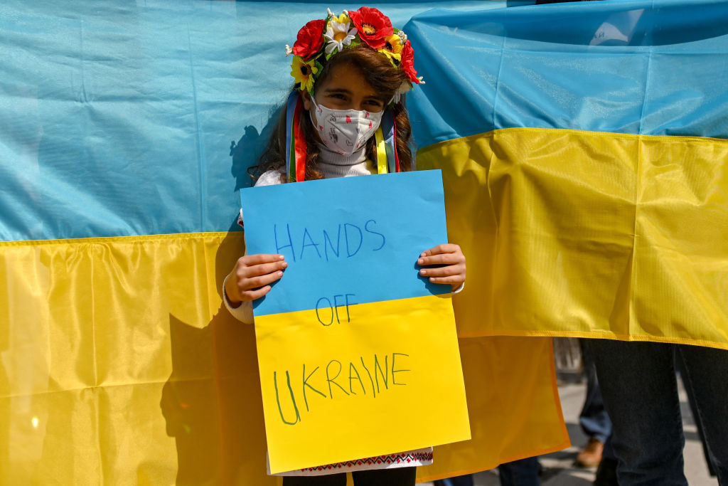 Ucranianos vivendo na Grécia, incluindo crianças, foram até a Embaixada Russa para criticar a decisão de Putin e pedir a paz -