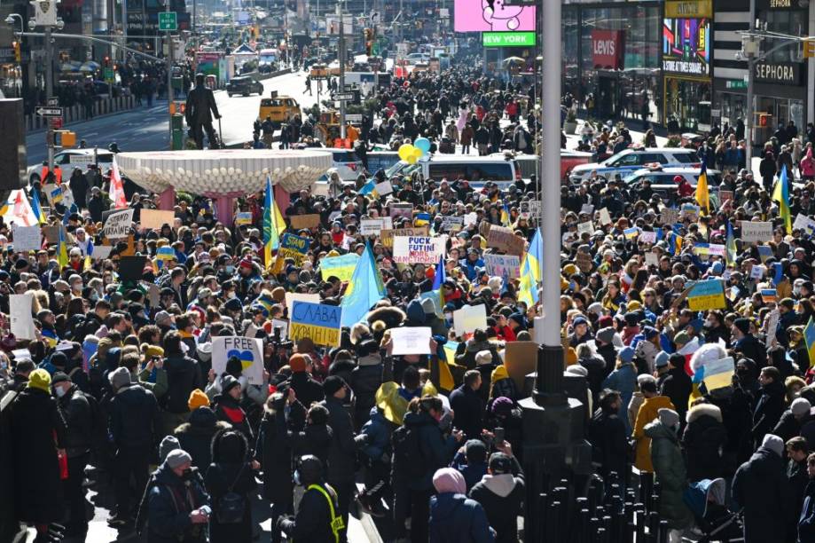 Em Nova York, a Times Square foi tomada por manifestantes contrários à invasão da Ucrânia -
