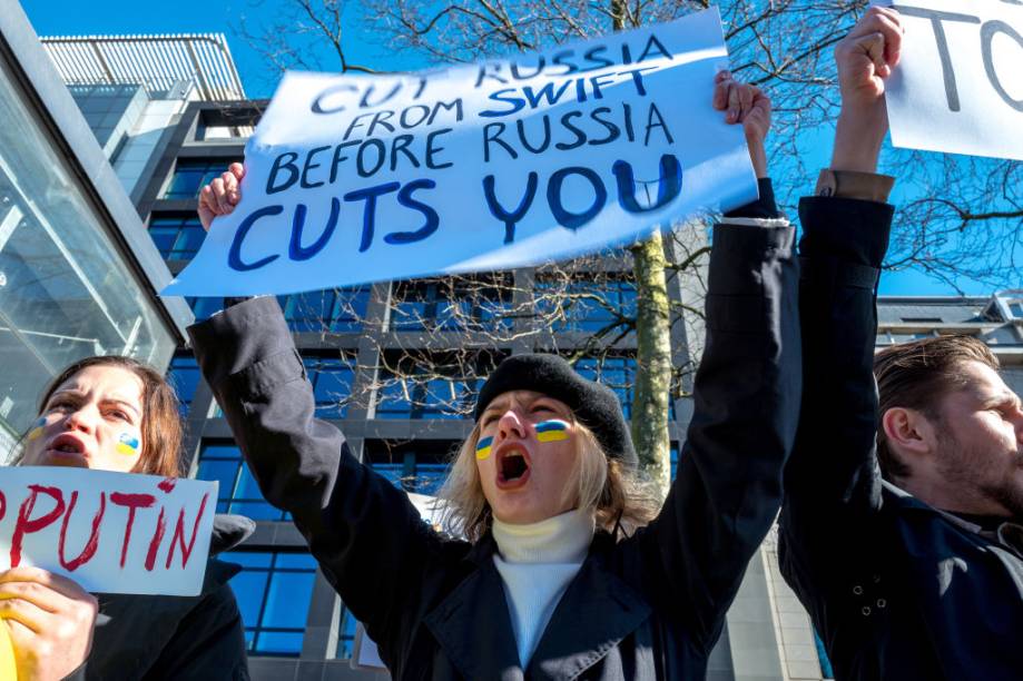 Na Bélgica, protesto pedia que a União Europeia banisse a Rússia da rede global de pagamentos Swift