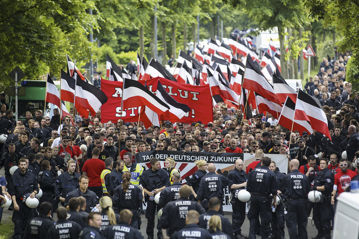 SIMBOLISMO - Manifestantes neonazistas alemães: antiga bandeira imperial é usada para driblar a proibição da suástica -
