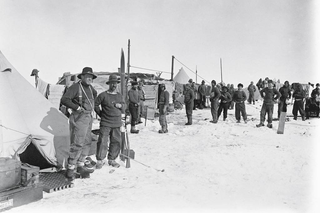 RESISTÊNCIA - Shackleton (à esq.) e seus homens: acampamentos improvisados e dieta à base de pinguins e focas -