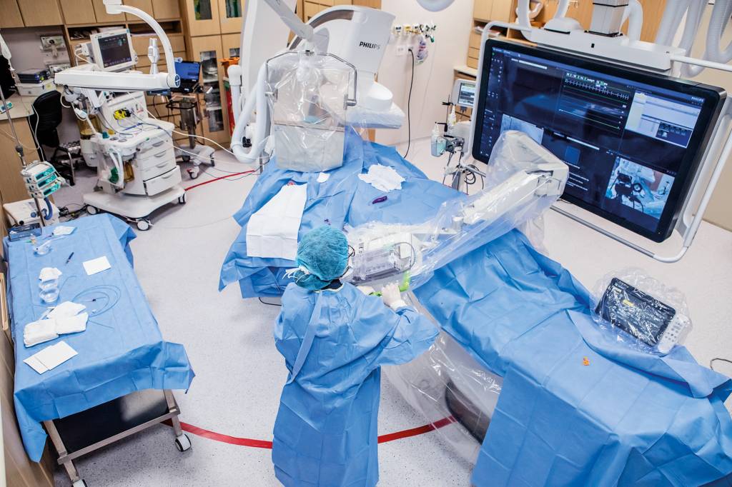 A DISTÂNCIA - Cirurgia no Einstein: a desobstrução de artéria com robô reduziu o risco de infecção da equipe pelo coronavírus -