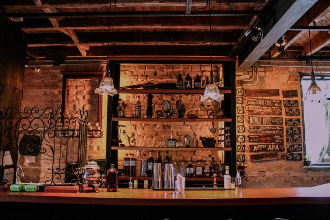 Com móveis garimpados em leilões, o bar tem clima de esconderijo de bandoleiros do velho oeste -