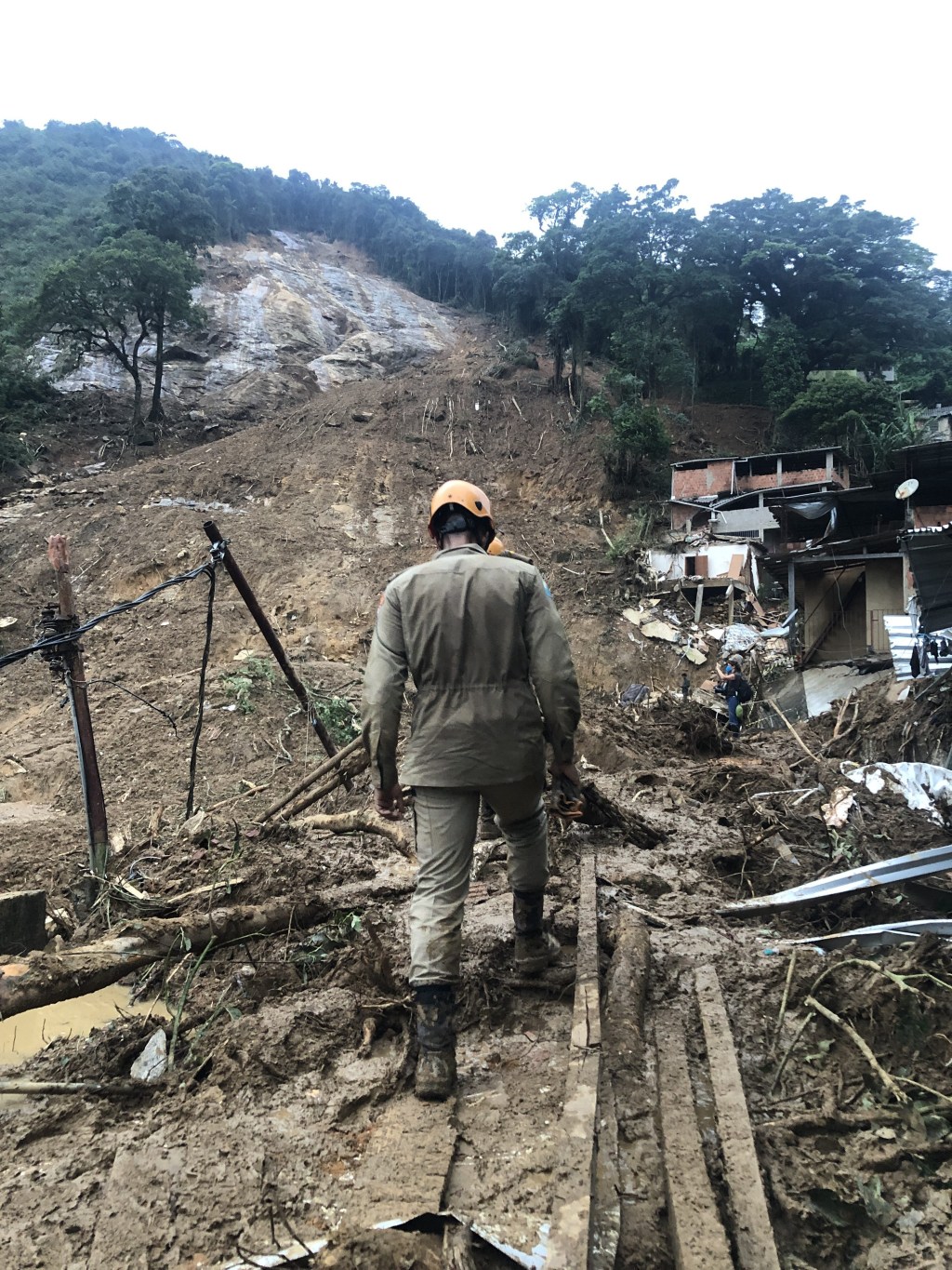 Bombeiro caminha sobre escombros no Morro da Oficina, em Petrópolis - RJ