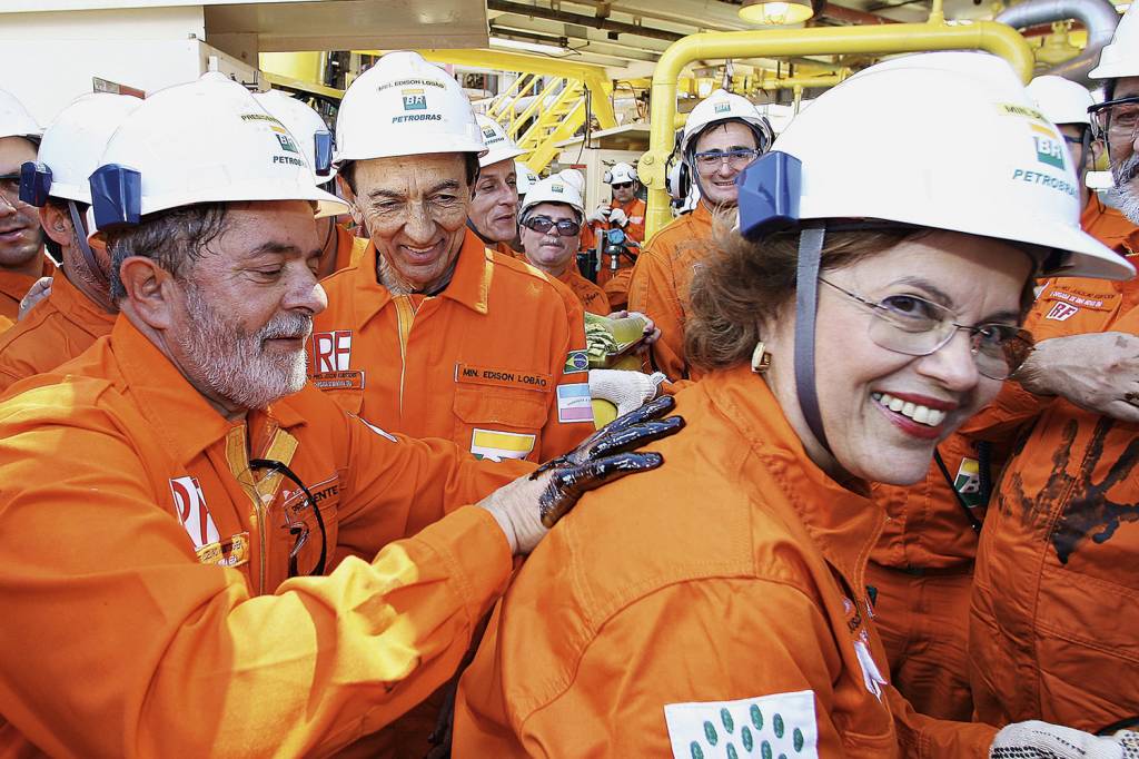 ALEGRIA... - Lula e Dilma em unidade da Petrobras: o petista vai interferir na estatal para regular os preços dos combustíveis -