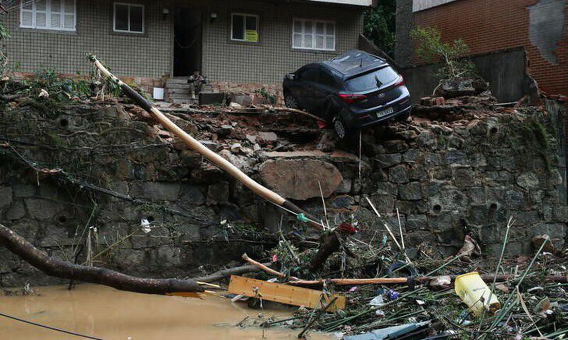 Cidade de Petrópolis, castigada por um temporal, na manhã desta quarta-feira, 16