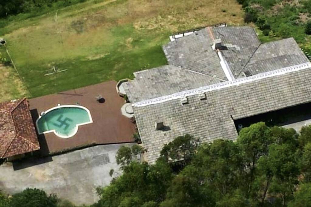 BANALIDADE - Suástica na piscina: decoração extremista em Santa Catarina -