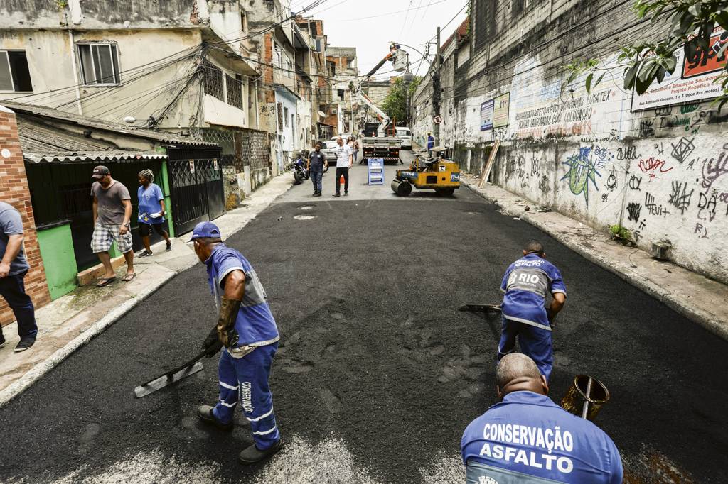 MELHORIA - Serviços no Jacarezinho: coleta de lixo e asfaltamento de ruas -