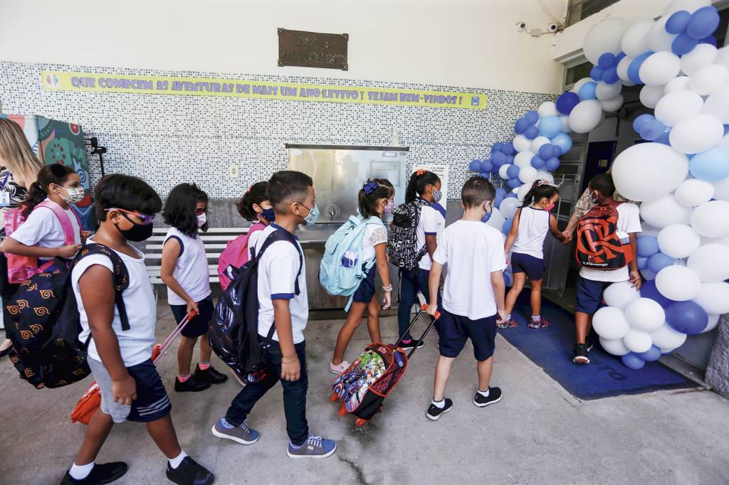 REENCONTRO - Volta às aulas no Brasil: apesar de breves interrupções, o país deixa para trás dois anos de ensino on-line -
