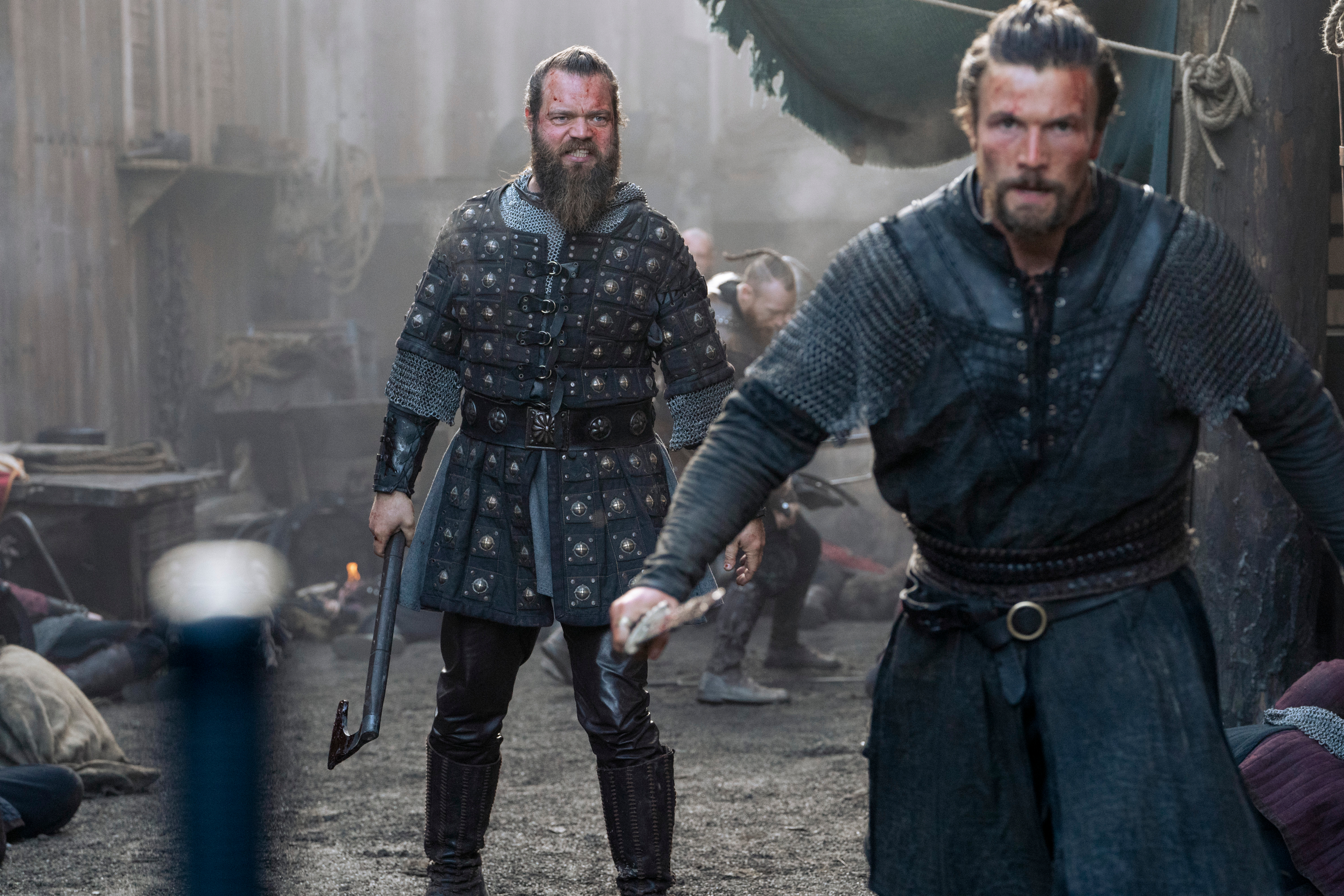 Jóhannes Haukur Jóhannesson como Olaf, e Leo Suter no papel de Harald em 'Vikings: Valhalla'