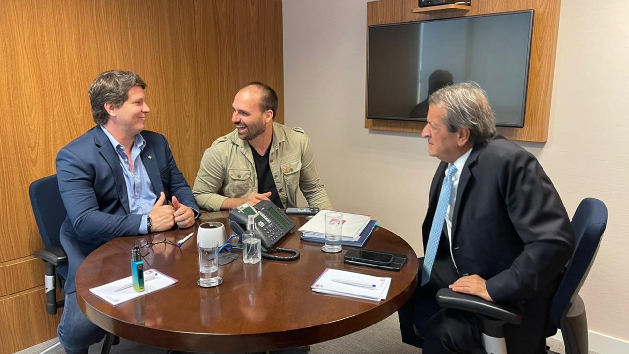O secretário especial de Cultura, Mário Frias, o deputado Eduardo Bolsonaro e o presidente do PL Valdemar Costa Neto