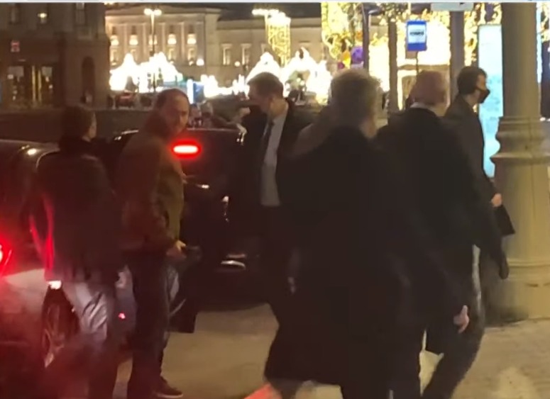 Carlos Bolsonaro é visto com comitiva do presidente Jair Bolsonaro em Moscou, na Rússia
