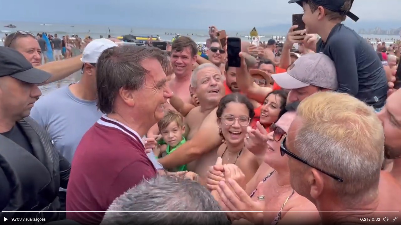 Jair Bolsonaro aproveita feriado em Praia Grande (SP)