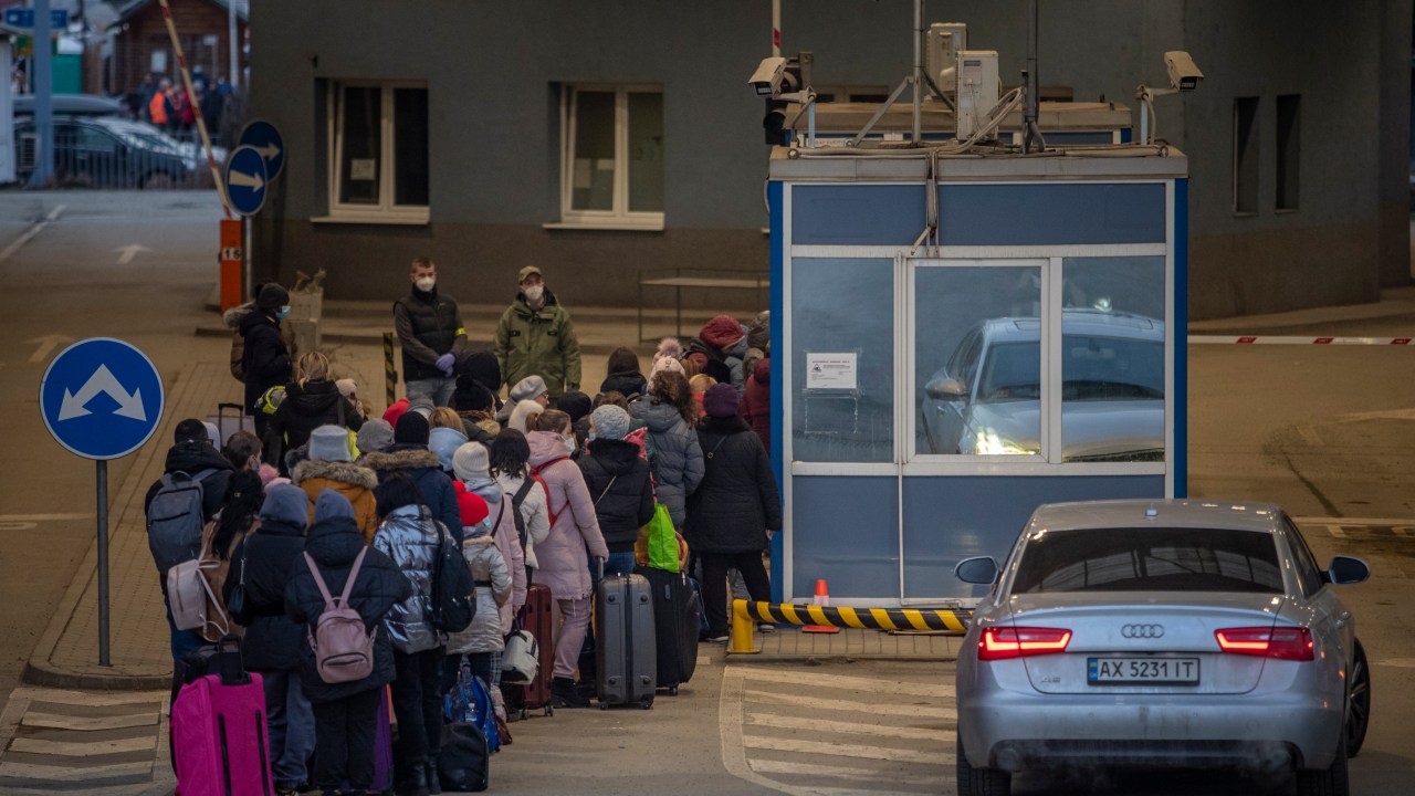 Vysne Nemecke (Slovakia (slovak Republic)), 25/02/2022.- People wait in line as they arrive to the border between Ukraine and Slovakia, at border crossing in Vysne Nemecke, Slovakia, 25 February 2022. Slovakia said it will let fleeing Ukrainians into the country following Russia's military operation in Ukraine. The Slovak Police Force announced on social media that people not holding a valid travel document will also be eligible for entry on an individual basis. (Rusia, Eslovaquia, Ucrania) EFE/EPA/MARTIN DIVISEK