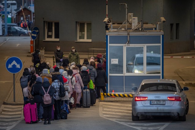 Pessoas esperam em uma fila ao chegar à fronteira entre a Ucrânia e Eslováquia, no posto da fronteira, em Vysne Nemecke -