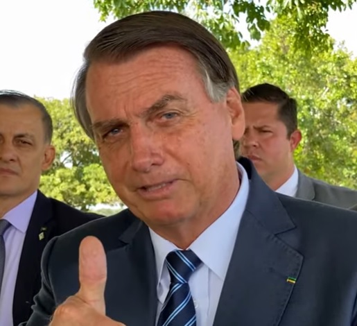 O presidente Jair Bolsonaro diz a apoiadores que rombo no BNDES foi de R$ 500 bilhões durante governo do PT