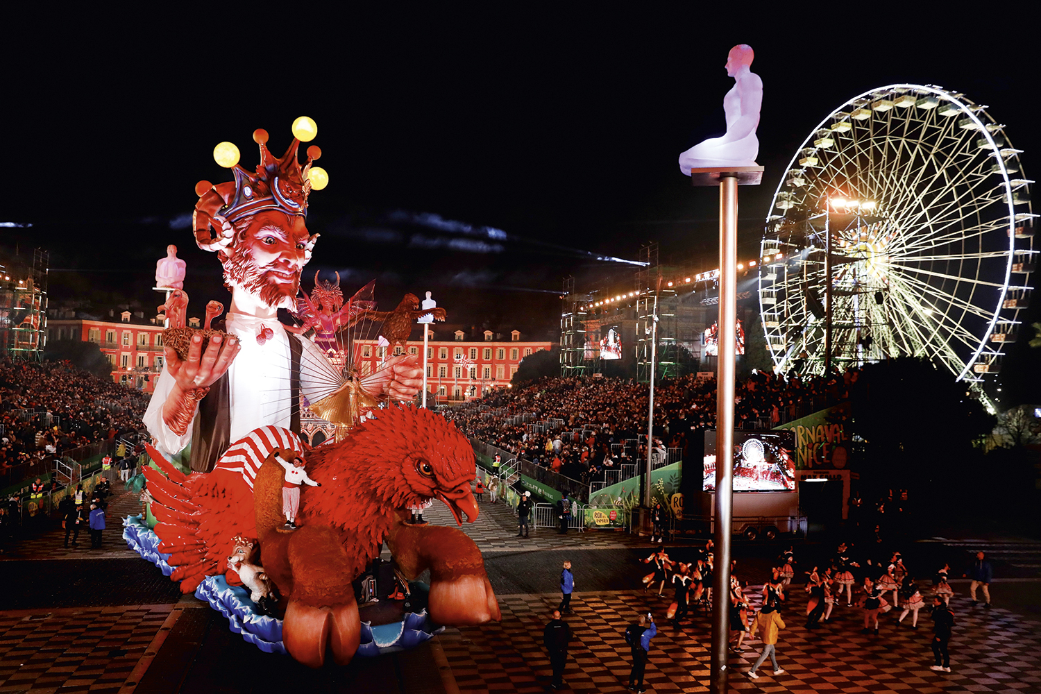 É CARNAVAL - Nice, na Côte d’Azur francesa: a abertura das festividades momescas reuniu mais de 5 000 pessoas -