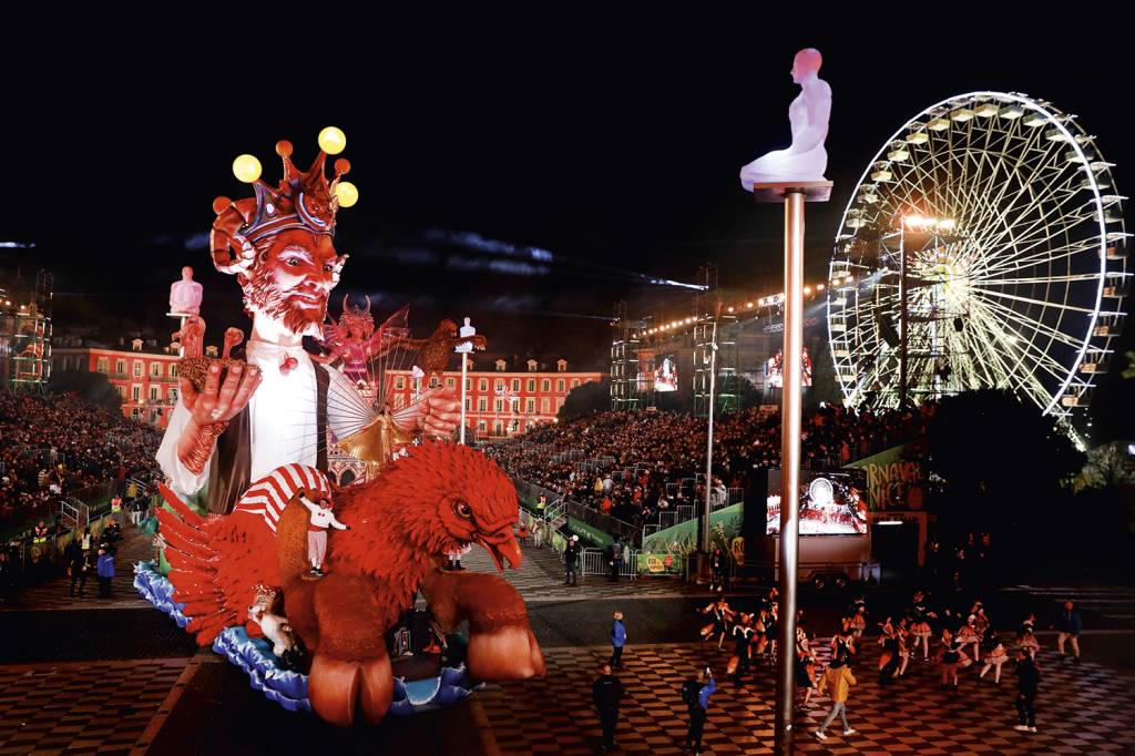 É CARNAVAL - Nice, na Côte d’Azur francesa: a abertura das festividades momescas reuniu mais de 5 000 pessoas -