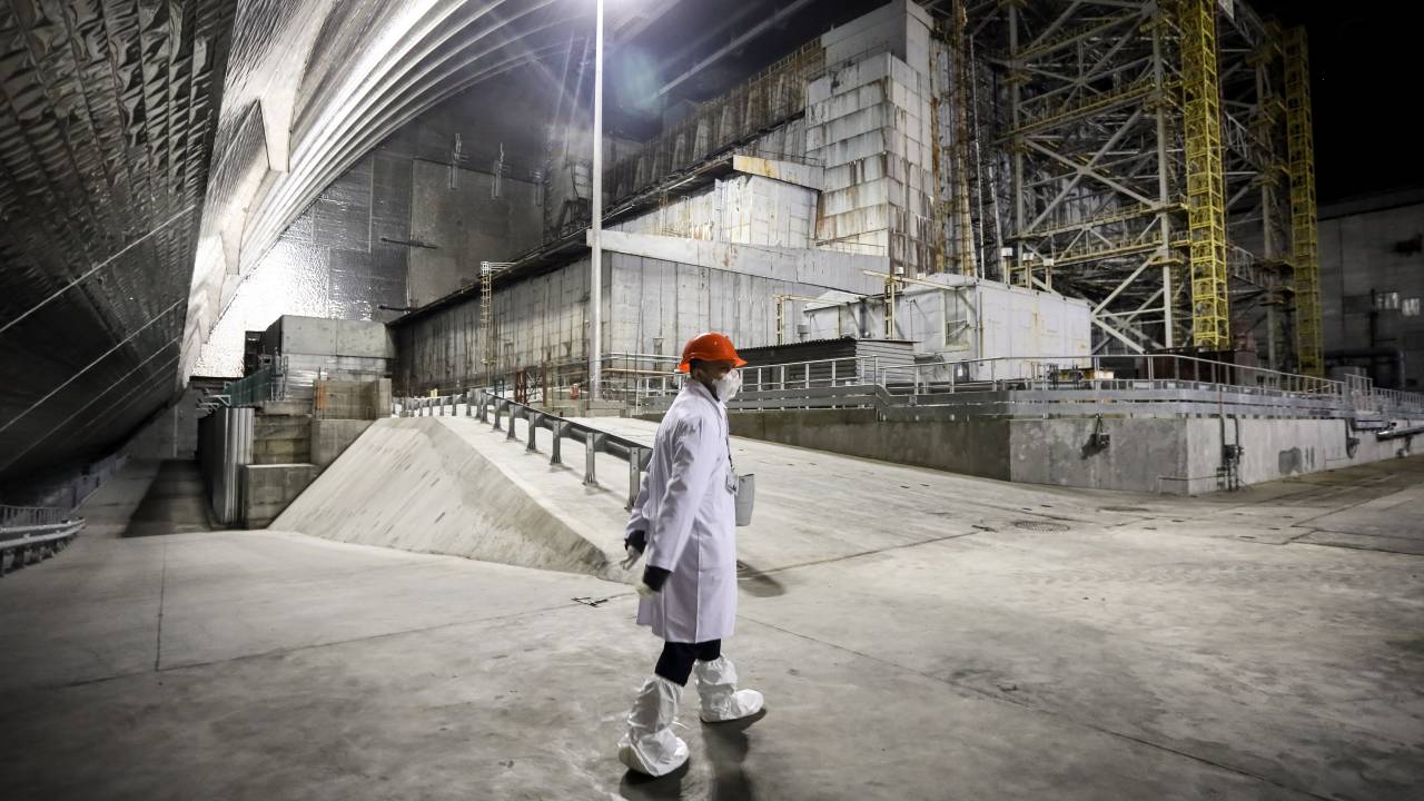 Chernobyl (Ukraine).- (FILE) - Chernobyl nuclear power plant worker walks inside the new Safe Confinement covering the 4th block of Chernobyl Nuclear power plant in Chernobyl, Ukraine, 15 April 2021 (Reissued 24 February 2022). Ukrainian President Volodymyr Zelenskyy tweeted on 24 February that Russian forces are attempting to seize control of the Chernobyl nuclear power plant. (Rusia, Ucrania) EFE/EPA/OLEG PETRASYUK *** Local Caption *** 56828889