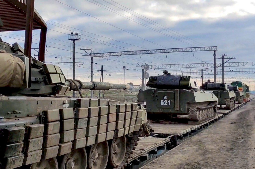 Tensão na fronteira com a Ucrânia: presidente russo acompanha de perto testes com navios, misseis e armas supersônicas