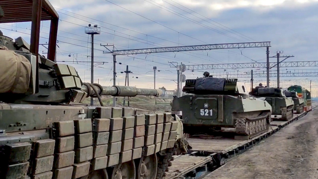 Tensão na fronteira com a Ucrânia: presidente russo acompanha de perto testes com navios, misseis e armas supersônicas